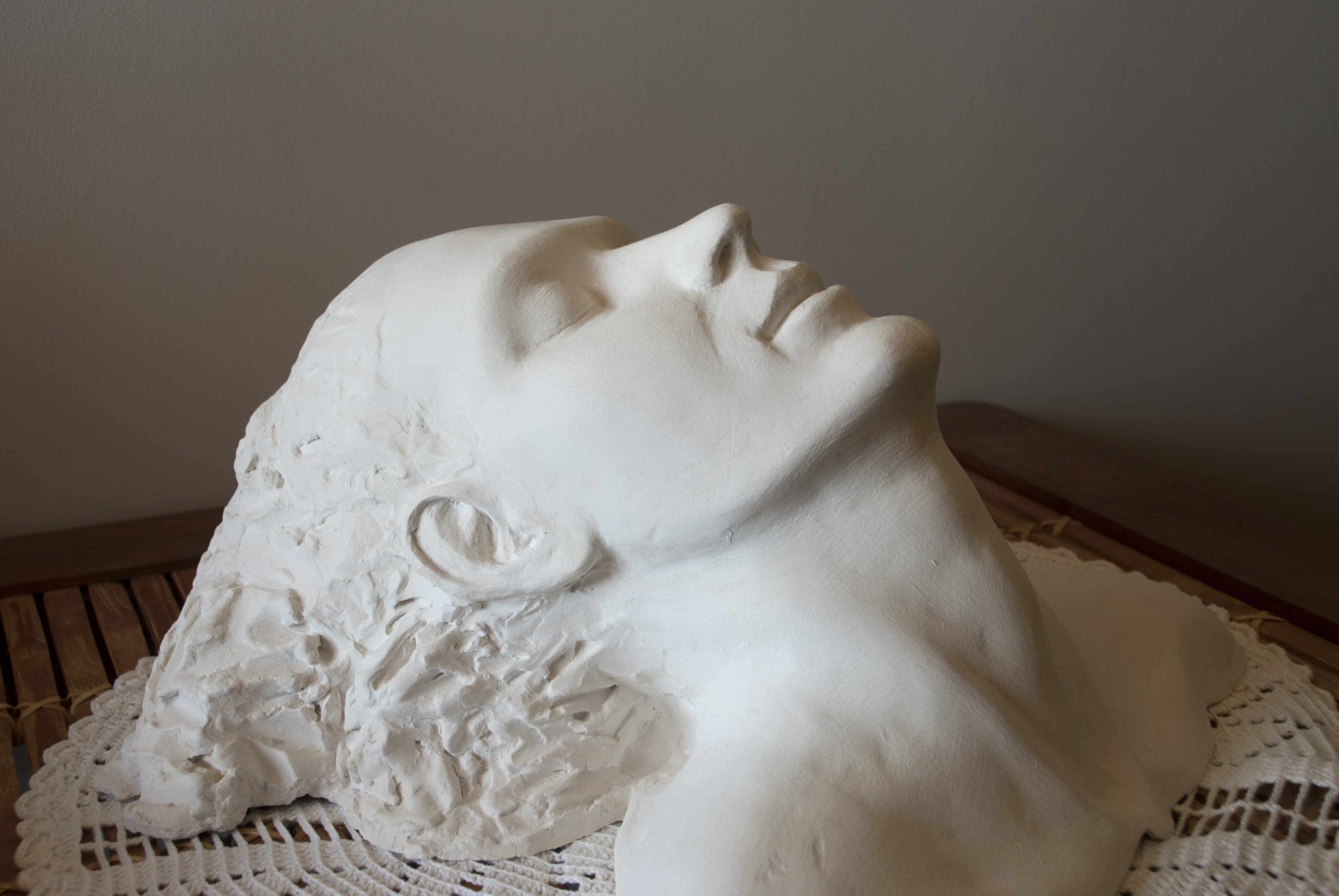 Del agua escultura de cabeza de mujer saliendo del agua